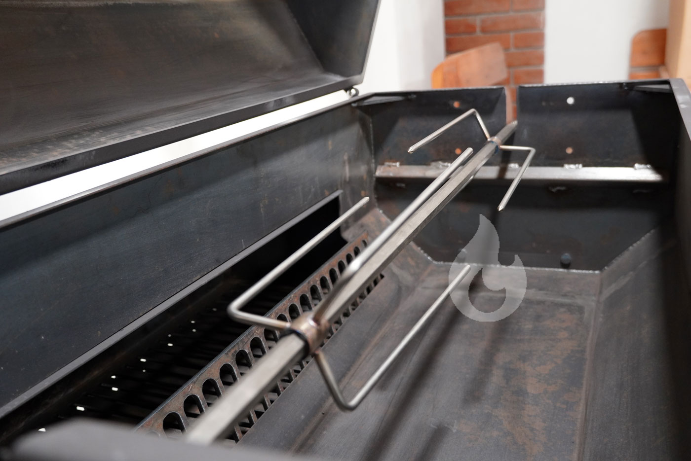 Braver Gril na kýtu, kuřata G450-900 Rotator se zadním topeništěm na dřevo, brikety + jehla