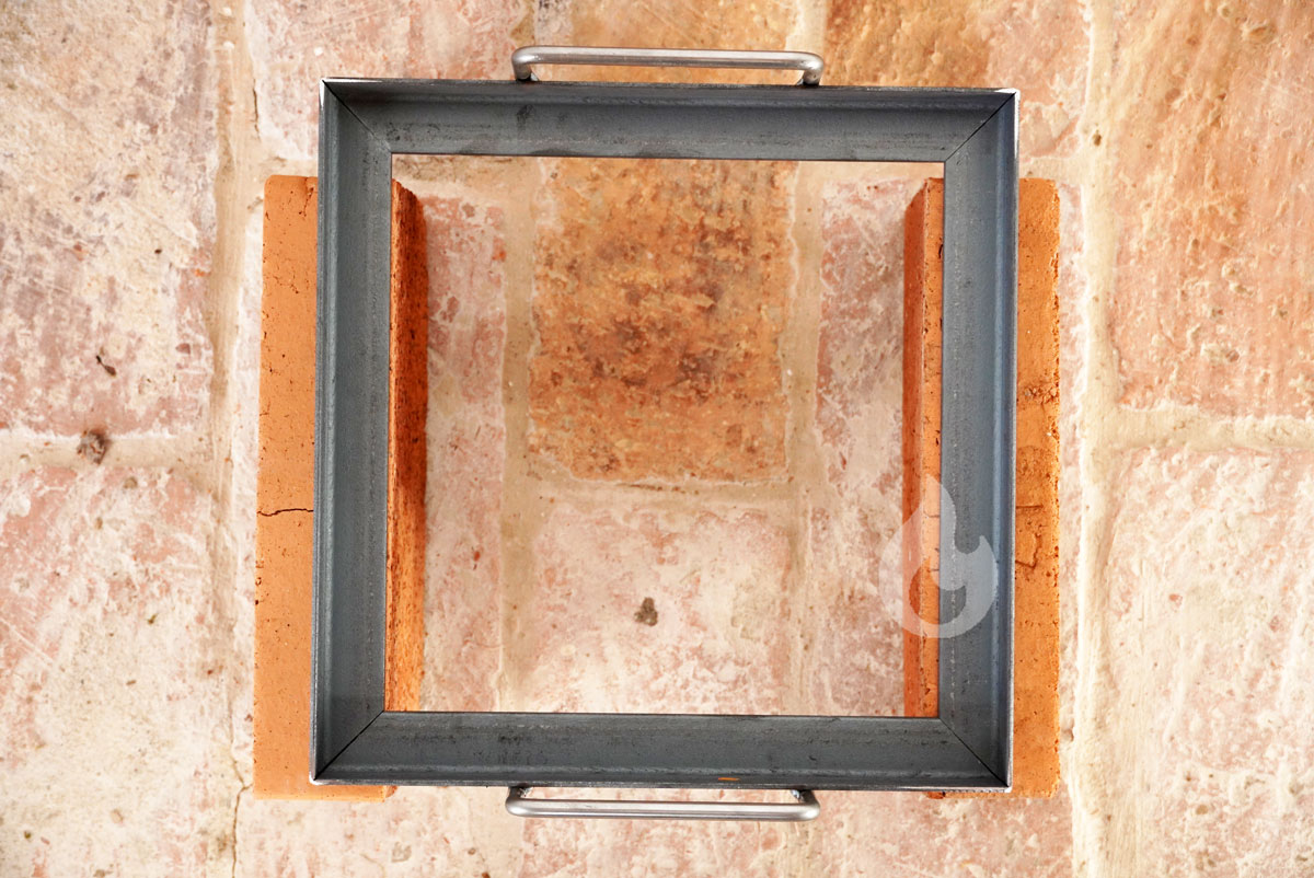 Braver Rámeček pro grilovací kámen 30x30cm s madly, ocelový nelakovaný, čtvercový