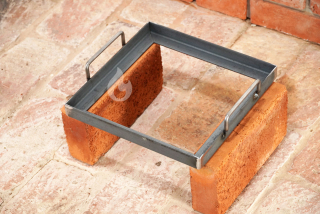 Braver Rámeček pro grilovací kámen 30x30cm s madly, ocelový nelakovaný, čtvercový