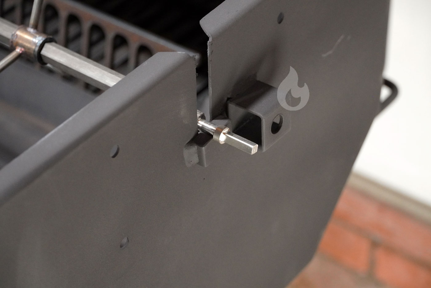 Detail připojení jehly na grilu na kýtu Braver G450-900